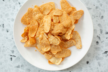A view of a plate of potato skins chips.