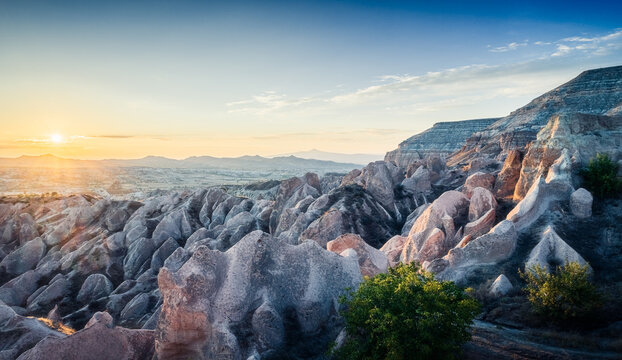 panorama sulle tipiche formazioni rocciose della cappadocia