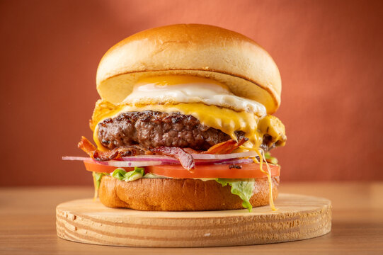 hamb&uacute;rguer,ovo, carne fresca, frango frito , hamburguer de lingui&ccedil;a, aneis de cebola , queijo , queijo cheddar, alaface e tomate, carne desfiada ,batatas fritas