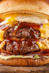 hambúrguer,ovo, carne fresca, frango frito , hamburguer de linguiça, aneis de cebola , queijo , queijo cheddar, alaface e tomate, carne desfiada ,batatas fritas