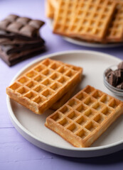photo Delicious Homemade Waffles on Plate with Side of Dark Chocolate Pieces for a Perfect Breakfast Treat or Snack Delightful Crisp and Golden Texture Yum