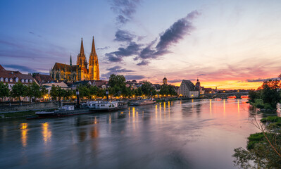 Fototapeta premium Regensburg bei Sonnenuntergang