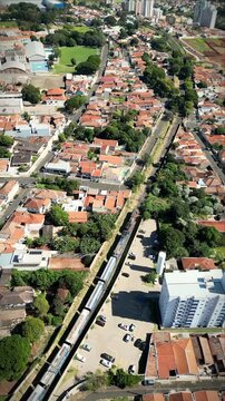 V&iacute;deo de drone de uma esta&ccedil;&atilde;o ferrovi&aacute;ria com trens carregando containers