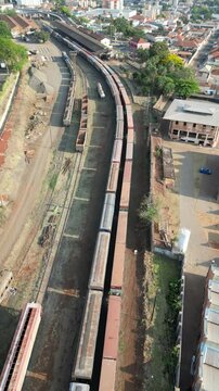 V&iacute;deo de drone de uma esta&ccedil;&atilde;o ferrovi&aacute;ria com trens carregando containers
