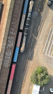 Imagem de drone de uma esta&ccedil;&atilde;o ferrovi&aacute;ria com trens carregando containers