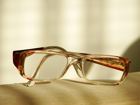 Okulary - niezbędne narzędzie kr&oacute;tko i dalekowidza