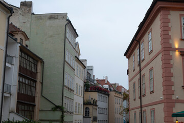 Fototapeta premium Historic buildings gracefully align along a narrow, cobblestone alleyway beneath a cloudy sky