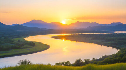Fototapeta premium Pochmiana w serenności: Meandry rzeki pod niebo z ciepłymi barwami