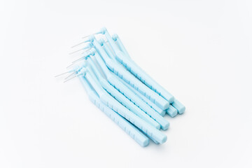 白背景にL字型の歯間ブラシ