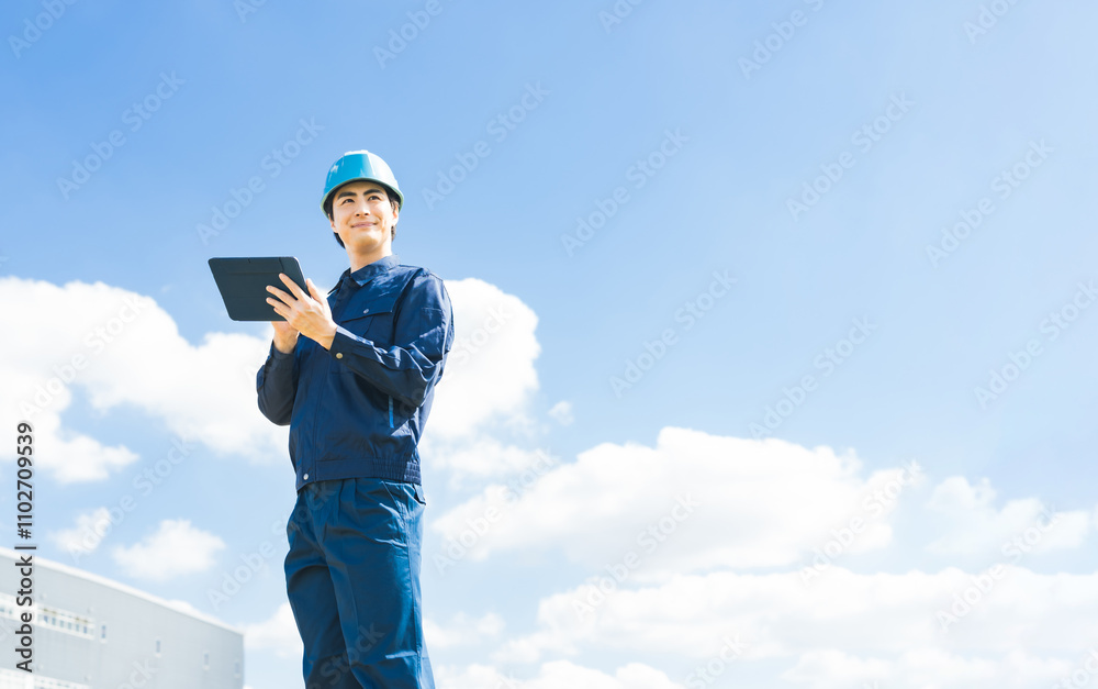 Poster タブレット、PC、DX、作業員、エンジニア、点検、建設、青空、環境、安全、爽やか、男性、日本人、チェック、メンテナンス、設計、産業、工業、製造業、ものづくり、工事、事業、公共、コピースペース、広告、人材、仕事、デジタル、データ、アプリ、ソフト、ERP、API、ASP、AI、通信、IIoT、トランスフォーメーション、ビジネス、工務店、ゼネコン、開発、建物、工場、倉庫、物流、業務、管理、笑顔、人物