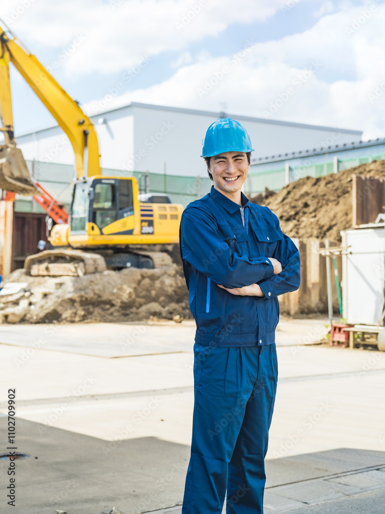 Leinwandbilder 工事、建設、現場、作業員、重機、建機、警備員、安全、笑顔、元気、やる気、ポジティブ、満足、充実、腕組み、自信、仕事、職業、働く、職場、肉体労働、賃上げ、労働者、エンジニア、技師、資格、免許、土木、ゼネコン、産業、盛り土、産業廃棄物、建設発生土、残土、処理場、建築、リサイクル、青空、工場、業者、整地、地盤改良、回収、土砂、作業服、日本人、男性、監督、ヘルメット、人物
