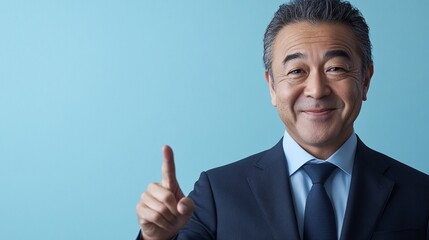 指さしのジェスチャーをする男性