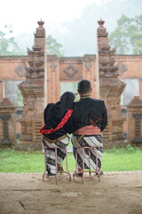 Obraz premium couple photo wearing traditional Javanese clothes outdoors