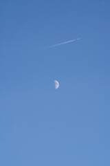 月と飛行機