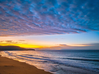 Obraz premium Winter seascape views over the beach with high and medium cloud cover