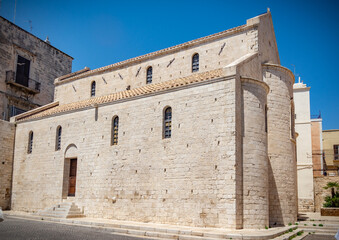 Vista panorámica del paseo marítimo de Bari al fondo Basílica de San Nicola. Apulia.