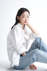 白いシャツを着た若い女性のヘルシーなビューティーポートレート