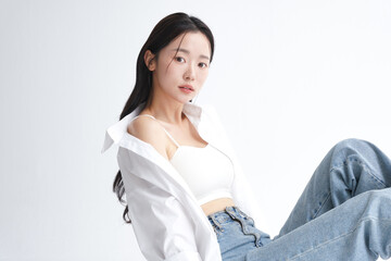 白いシャツを着た美しい女性のヘルシーなビューティーポートレート
