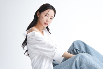 白いシャツを着た若い女性のヘルシーなビューティーポートレート