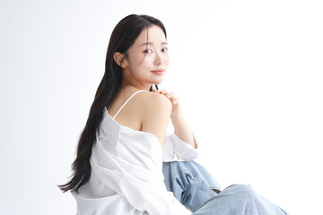 白いシャツを着た若い女性のヘルシーなビューティーポートレート