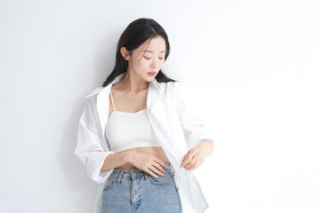 白いシャツを着た若い女性のヘルシーなビューティーポートレート