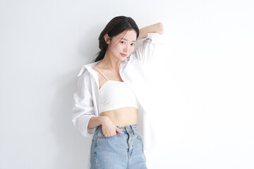 白いシャツを着た若い女性のヘルシーなビューティーポートレート