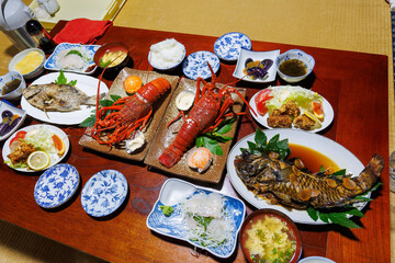 南伊豆の民宿の美味しい晩ごはん。
贅沢なイセエビのボイル。
メイチダイの塩焼き。
ブダイの煮魚。
アカハタの刺身。

静岡県伊豆半島賀茂郡南伊豆町中木ヒリゾ浜2024年
