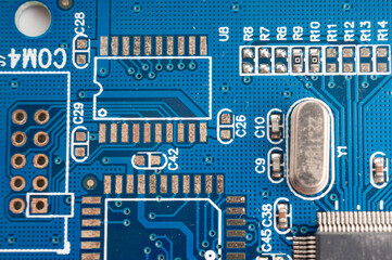 Electronic printed circuit board with connecting tracks