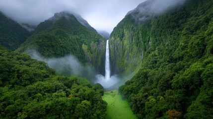 Fototapeta premium Majestic Waterfall Cascading Down Lush Green Mountains