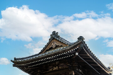 お寺の鐘の上の屋根　青空