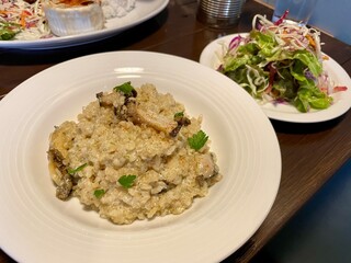 カフェのあわびリゾットとサラダ