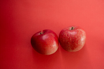 赤背景に美味しそうなリンゴ