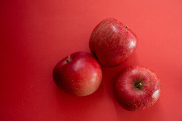 赤背景に美味しそうなリンゴ