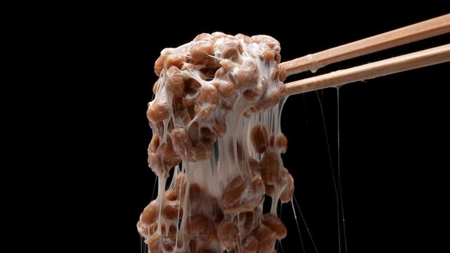 糸を引く納豆の黒背景4Kスローモーション動画