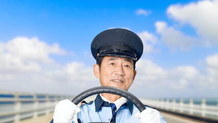 ドライバー、ドライブ、男性、運転手、バス、タクシー、運転士、運転、交通、笑顔、ハンドル、日本人、観光、旅行、ライドシェア、制服、ハイヤー、公共、仕事、アルバイト、職業、中年、ミドルエイジ、人手不足、安全、カメラ目線、手袋、帽子、長距離、ガイド、求人、研修、トラック、大型二種、免許、勤務、働く、再雇用、コミュニティ、送迎、路線、スローモーション、青空、道路、高速、スピード、景色、ツアー、運転席、人物