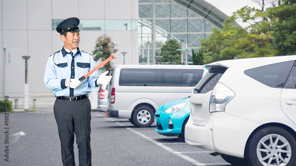 Fototapete 警察官、警察、セキュリティ、自動車、警備員、交通整理、警備、工事現場、全身、男性、検問、誘導、誘導灯、案内、駐車場、交通、通行止め、規制、日本人、警備会社、防犯、防災、制服、職業、仕事、アルバイト、ミドルエイジ、シニア、パトロール、監視、取り締まり、安全、シルバー人材、笑顔、事故、事件、工事、帽子、建設、管理、警戒、道路、スローモーション、駐車、入場、パーキング、ビル、施設、都市、人物