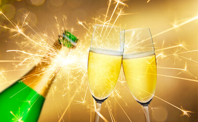 Silvester mit Sekt und Feuerwerk