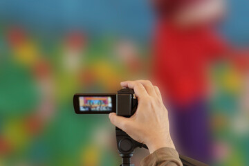 ビデオカメラで余興を撮影する