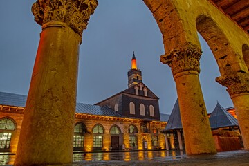 Fototapeta premium The historical Grand Mosque in Diyarbakır is one of the most important architectural works of the city and offers beautiful views to photographers in the evenings.