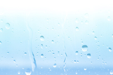 雨のガラス窓 水 青 白 光 水滴 しずく 爽やか