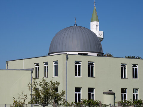 Islam - Moschee mit Kuppel und Minarett in Deutschland