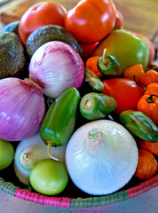 Alimentos. Cesta de legumes.