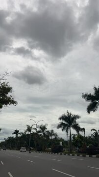 Timelapse kendaraan dan awan yang bergerak secara dramatis