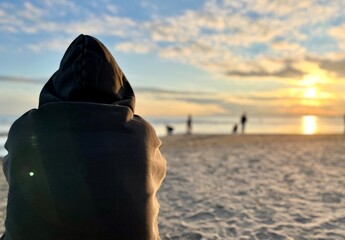 海を眺める男性の後ろ姿