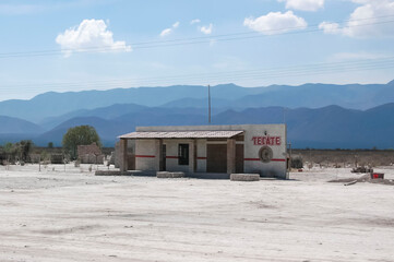 メキシコ国道沿いの砂漠の中のローカル建物と絶景