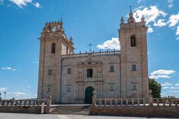 Majestosa fachada da Sé Catedral de Miranda do Douro em Trás os Montes sob um céu azul em...