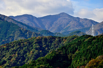 Fototapeta premium 宮ヶ瀬湖より紅葉の蛭ヶ岳を望む 