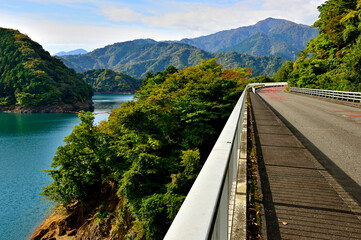 宮ヶ瀬湖を周る北岸林道より秋の丹沢山地を望む
