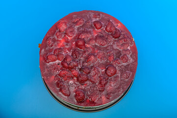 Domowe ciasto z galaretką truskawkową na górze, widok z góry przepis babci © Paweł Kacperek