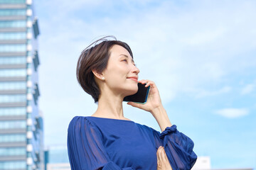 屋外でスマホで電話する女性